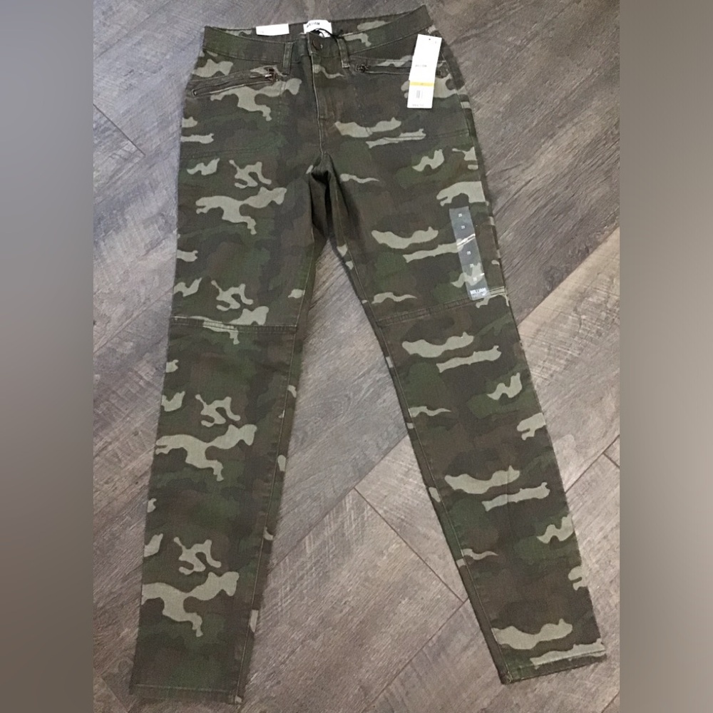 William Rast Jane Skinny Cargo Green Camo pants.NWT